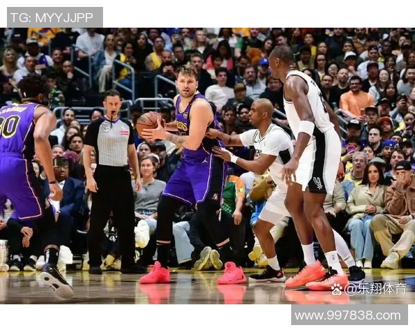 2012年湖人与马刺季后赛对决回顾：经典战役与球星表现分析